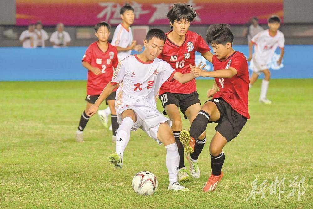 职业足球赛事中球队表现抢眼的简单介绍