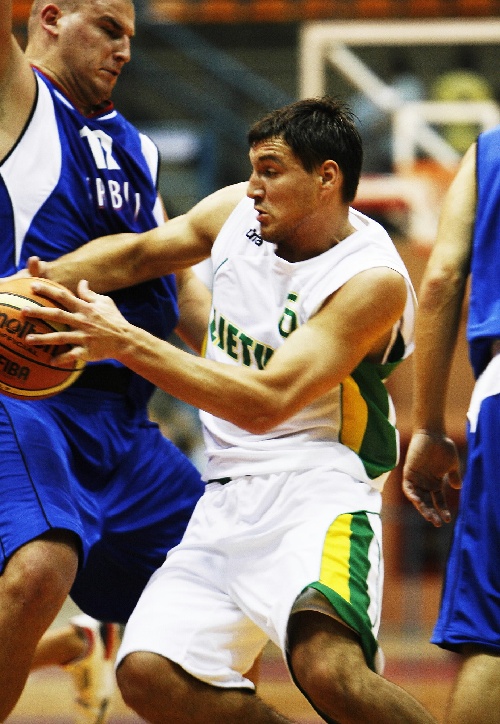 江苏男篮客场作战,突破对手壁垒 江苏男篮客场作战,突破对手壁垒