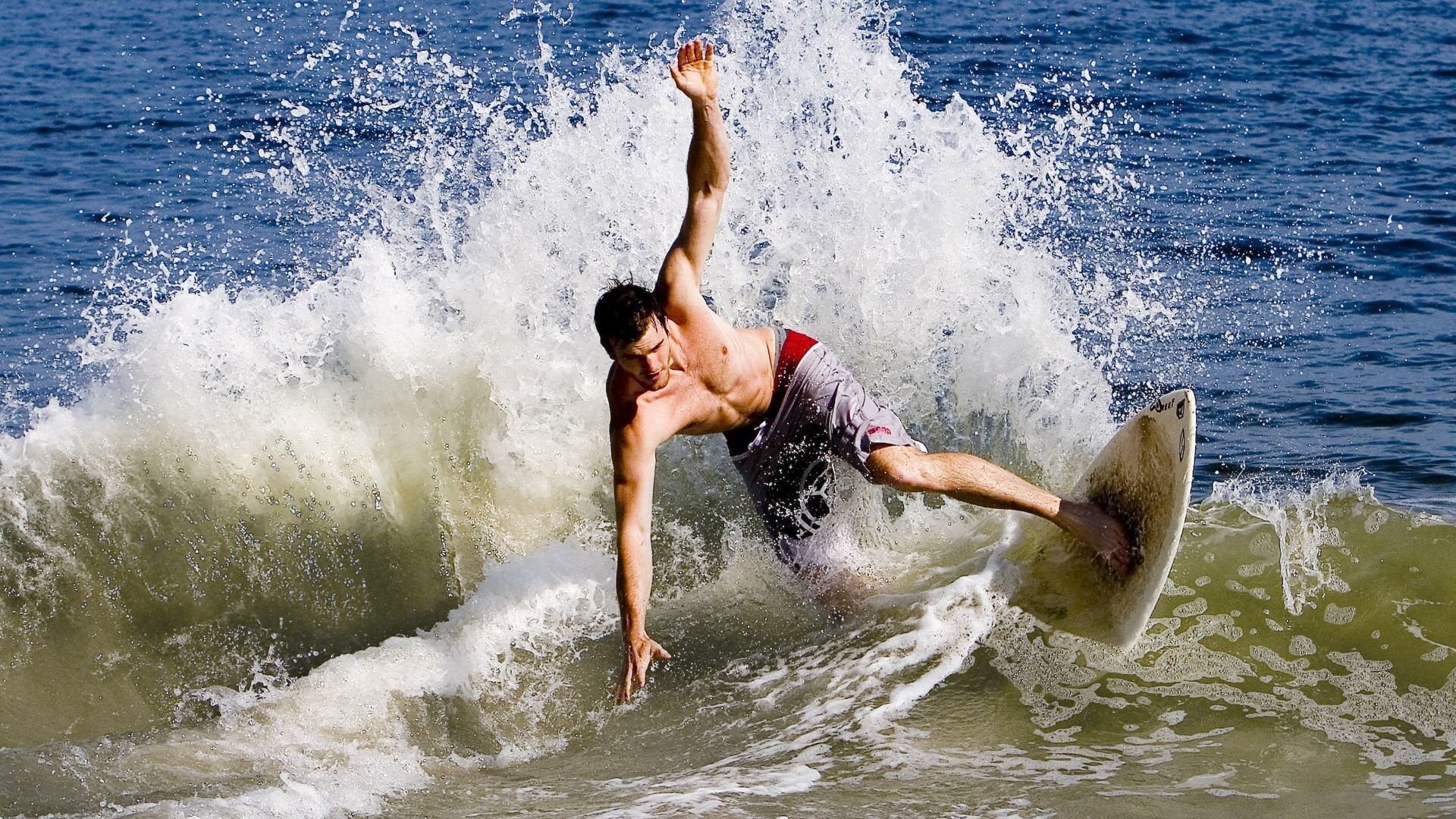 红魔风暴与黑马狂飙，当法拉利的精准复仇撞上佩雷兹的惊世逆袭